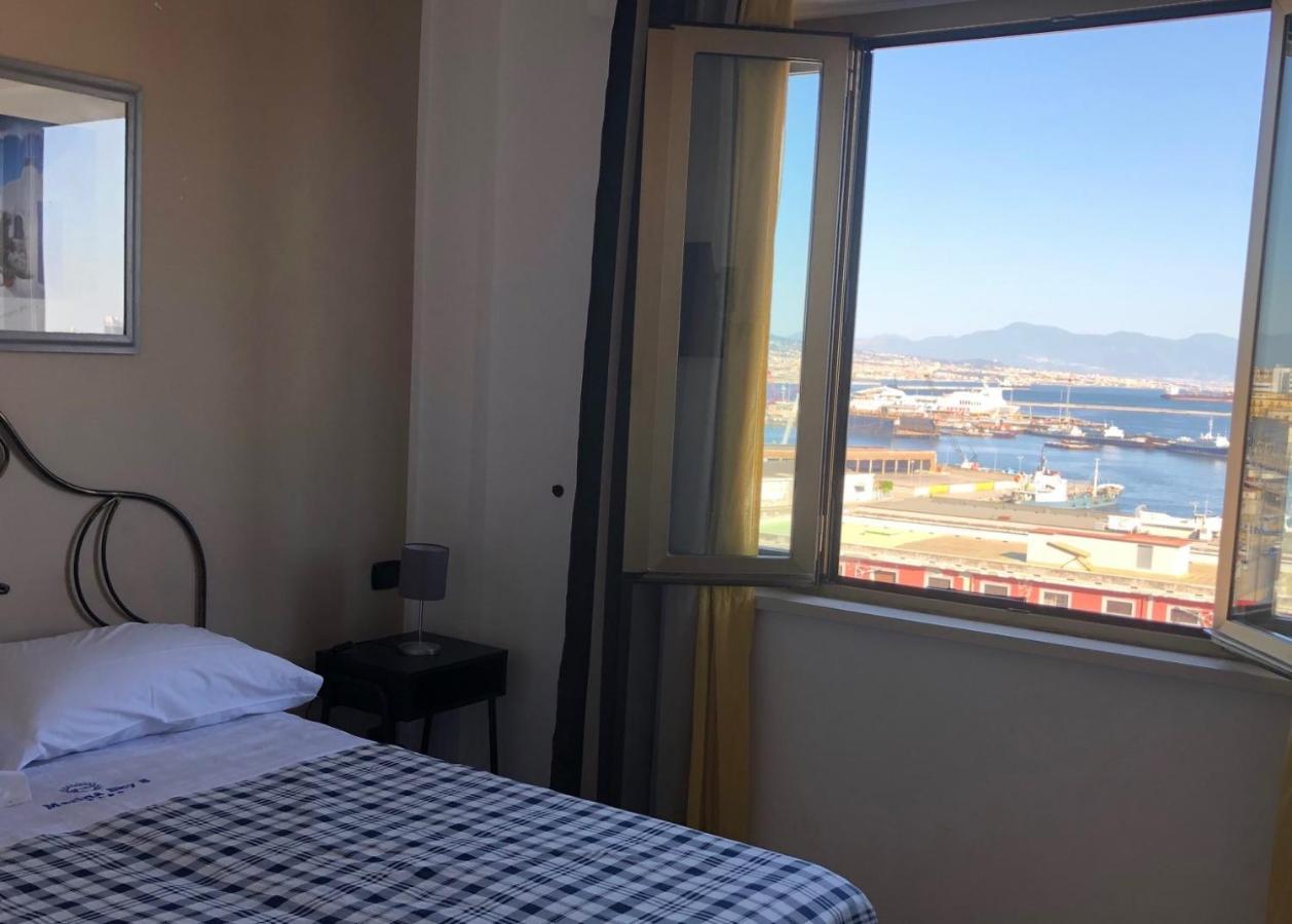 Marina Sky 8 * Nápoles